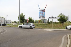 Pavois et lances à l'entrée de la ville | Rond-point du Barnier