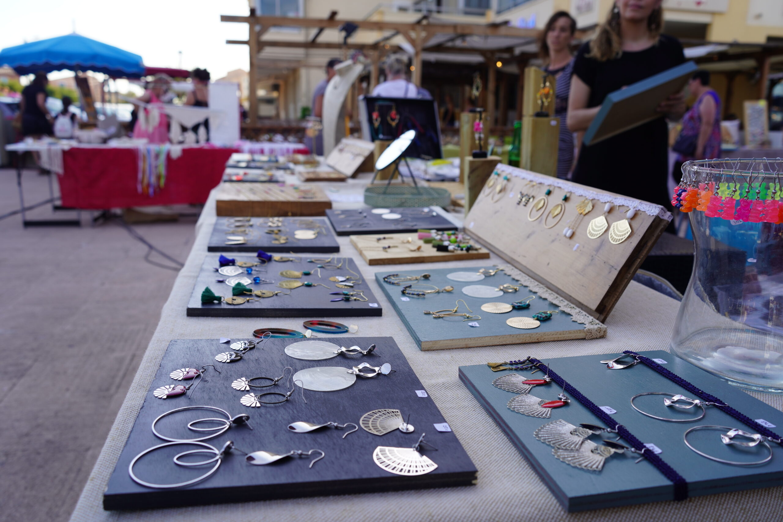 Le marché artisanal nocturne a pris place au port de plaisance - Frontignan  la Peyrade