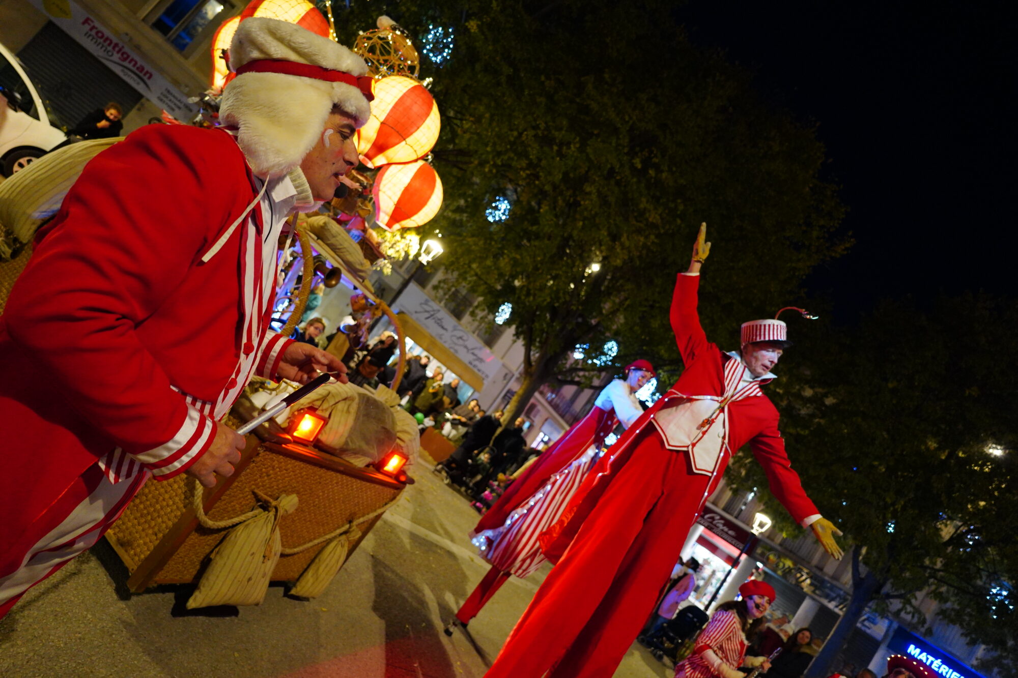 251127_OUVERTURE_FETE_FIN_ANNEE_DEFILE_BODEGA_ELU_NOEL_DELEMOTTE (16)