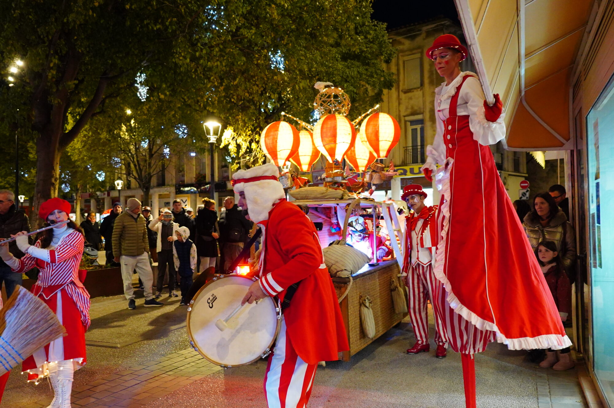 251127_OUVERTURE_FETE_FIN_ANNEE_DEFILE_BODEGA_ELU_NOEL_DELEMOTTE (21)