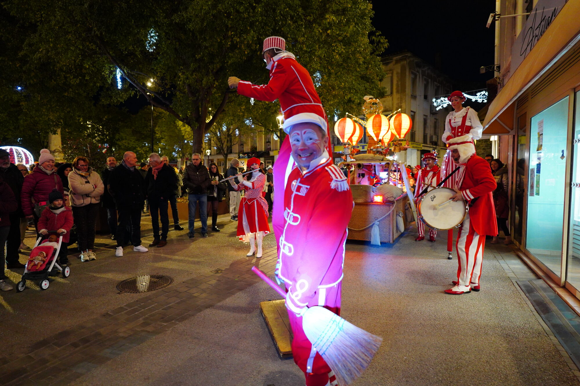 251127_OUVERTURE_FETE_FIN_ANNEE_DEFILE_BODEGA_ELU_NOEL_DELEMOTTE (28)