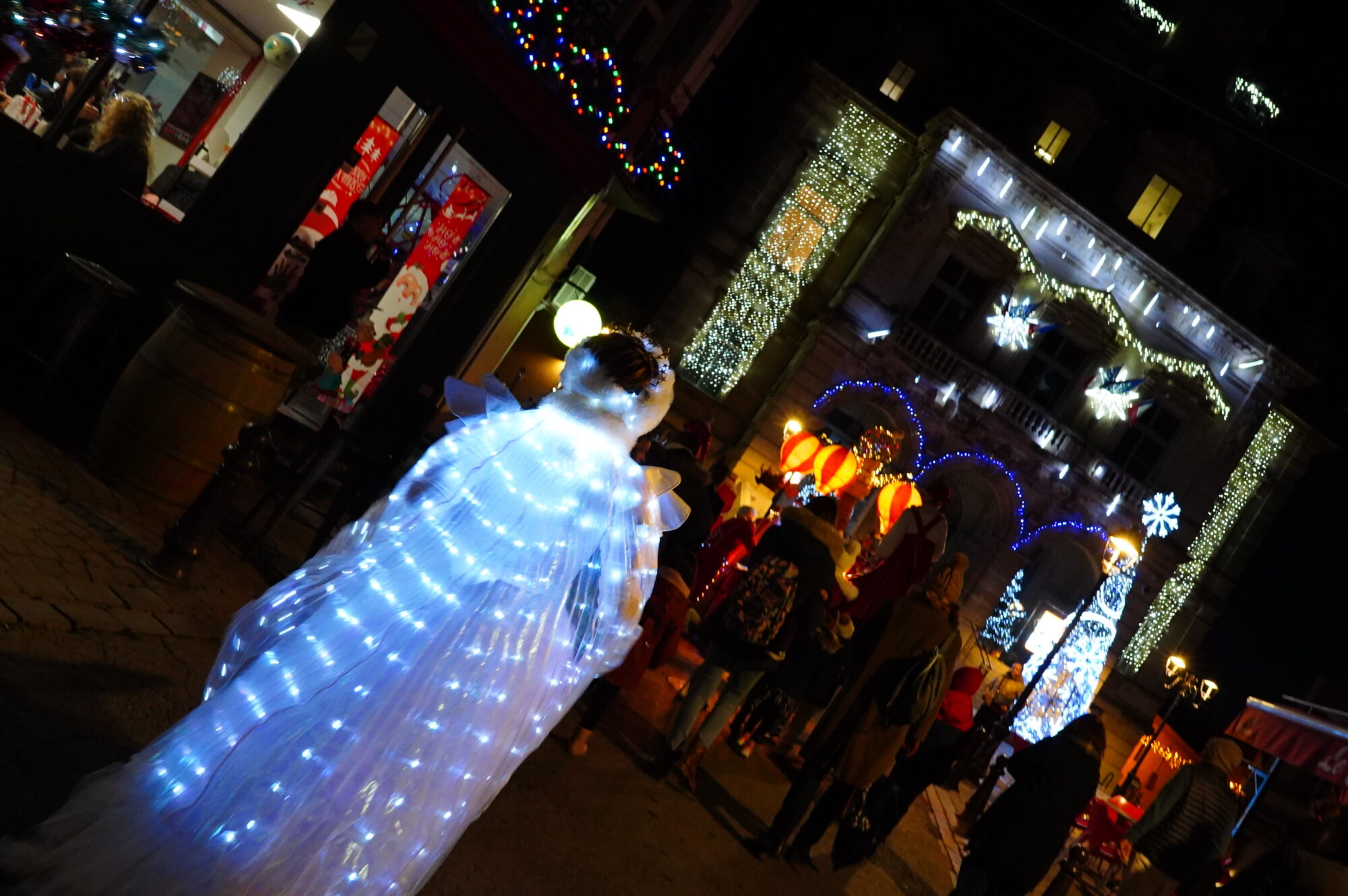 251127_OUVERTURE_FETE_FIN_ANNEE_DEFILE_BODEGA_ELU_NOEL_DELEMOTTE (45)