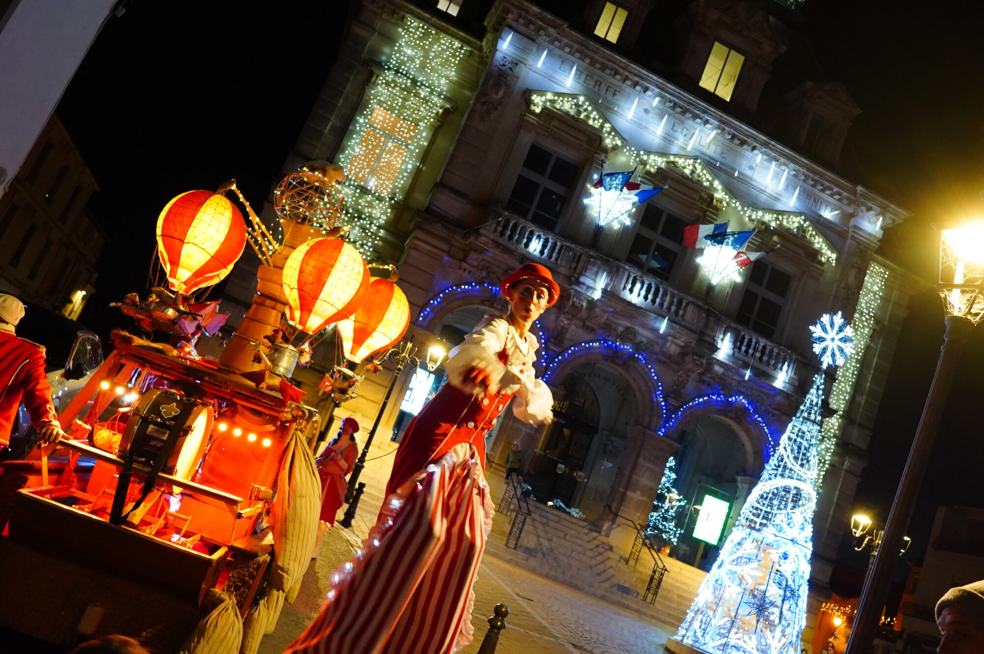 251127_OUVERTURE_FETE_FIN_ANNEE_DEFILE_BODEGA_ELU_NOEL_DELEMOTTE (47)