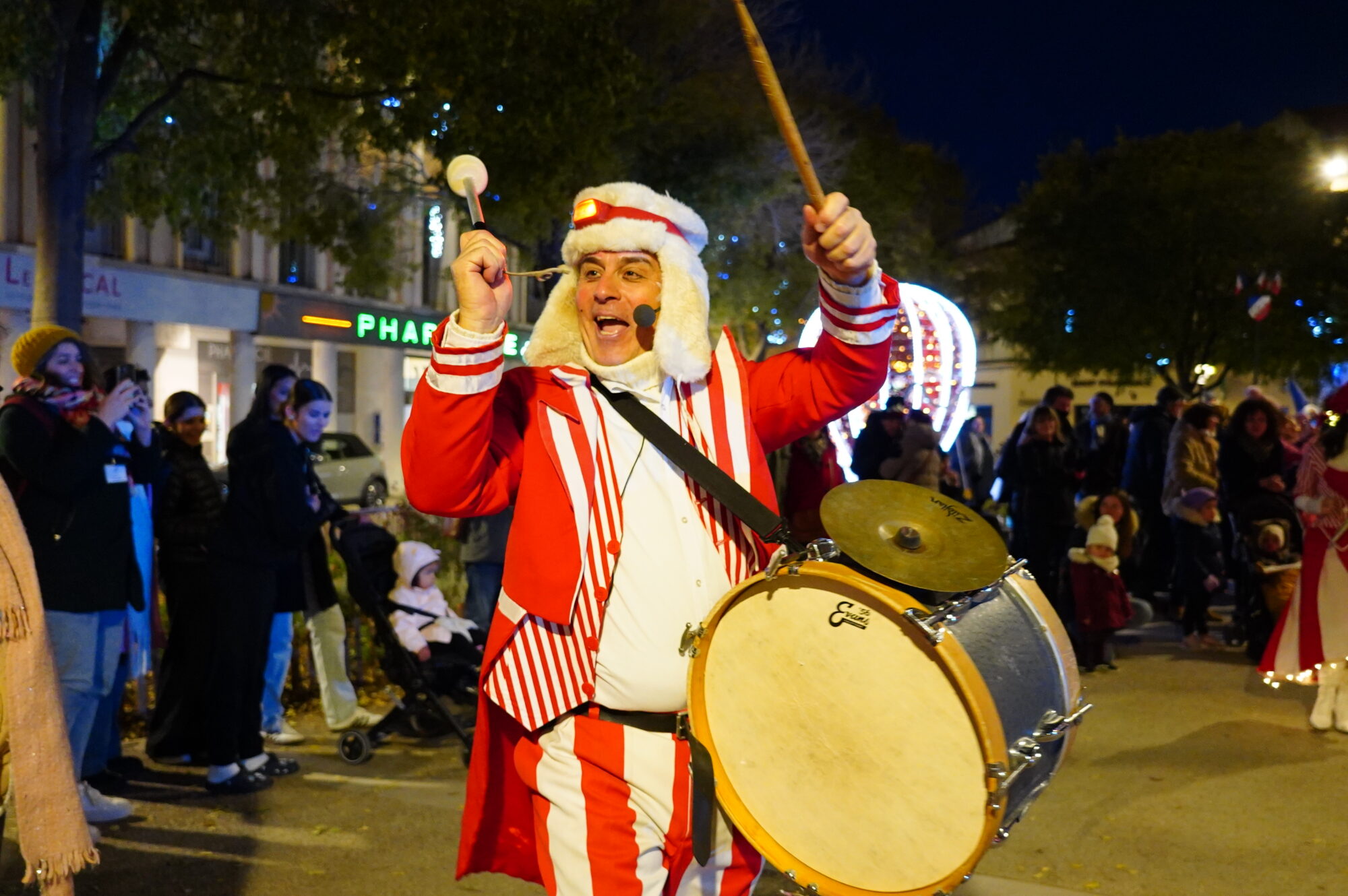 251127_OUVERTURE_FETE_FIN_ANNEE_DEFILE_BODEGA_ELU_NOEL_DELEMOTTE (6)