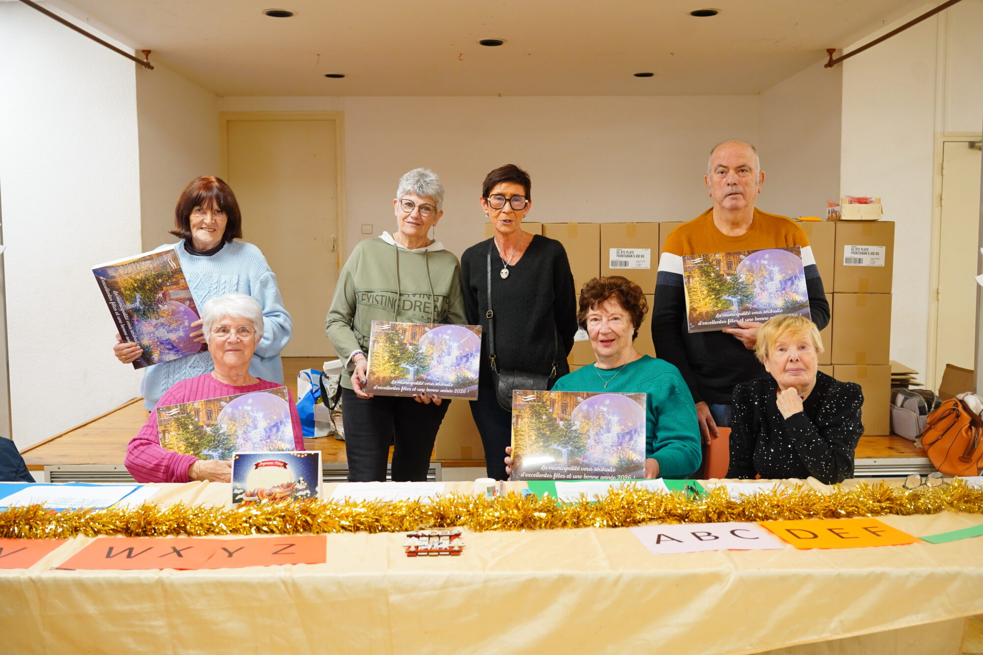 251202_NOEL_DISTRIBUTION_BOITE_CHOCOLAT_ELU_AGENT_LAPEYRADE_DELEMOTTE (12)