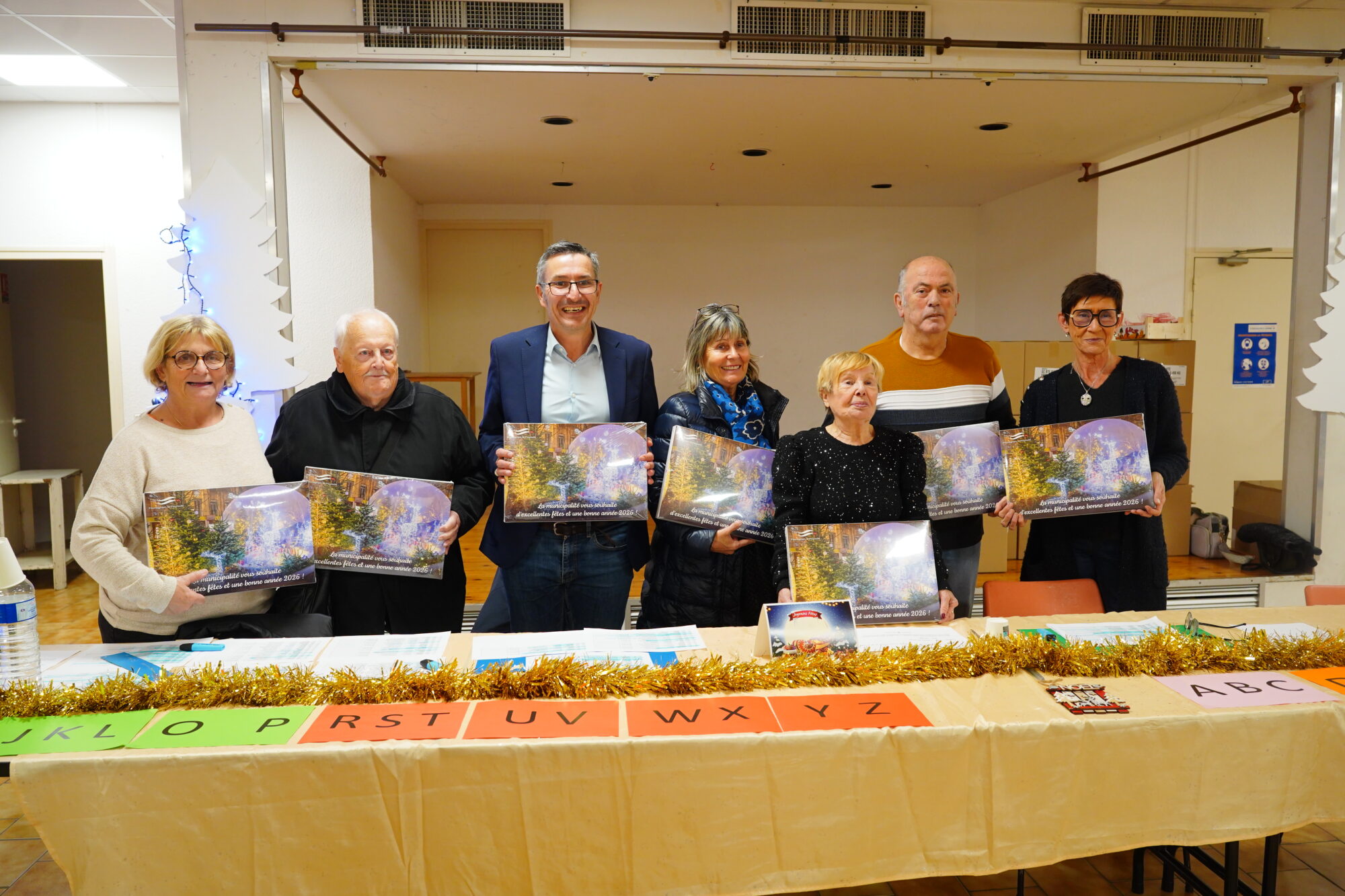 251202_NOEL_DISTRIBUTION_BOITE_CHOCOLAT_ELU_AGENT_LAPEYRADE_DELEMOTTE (14)