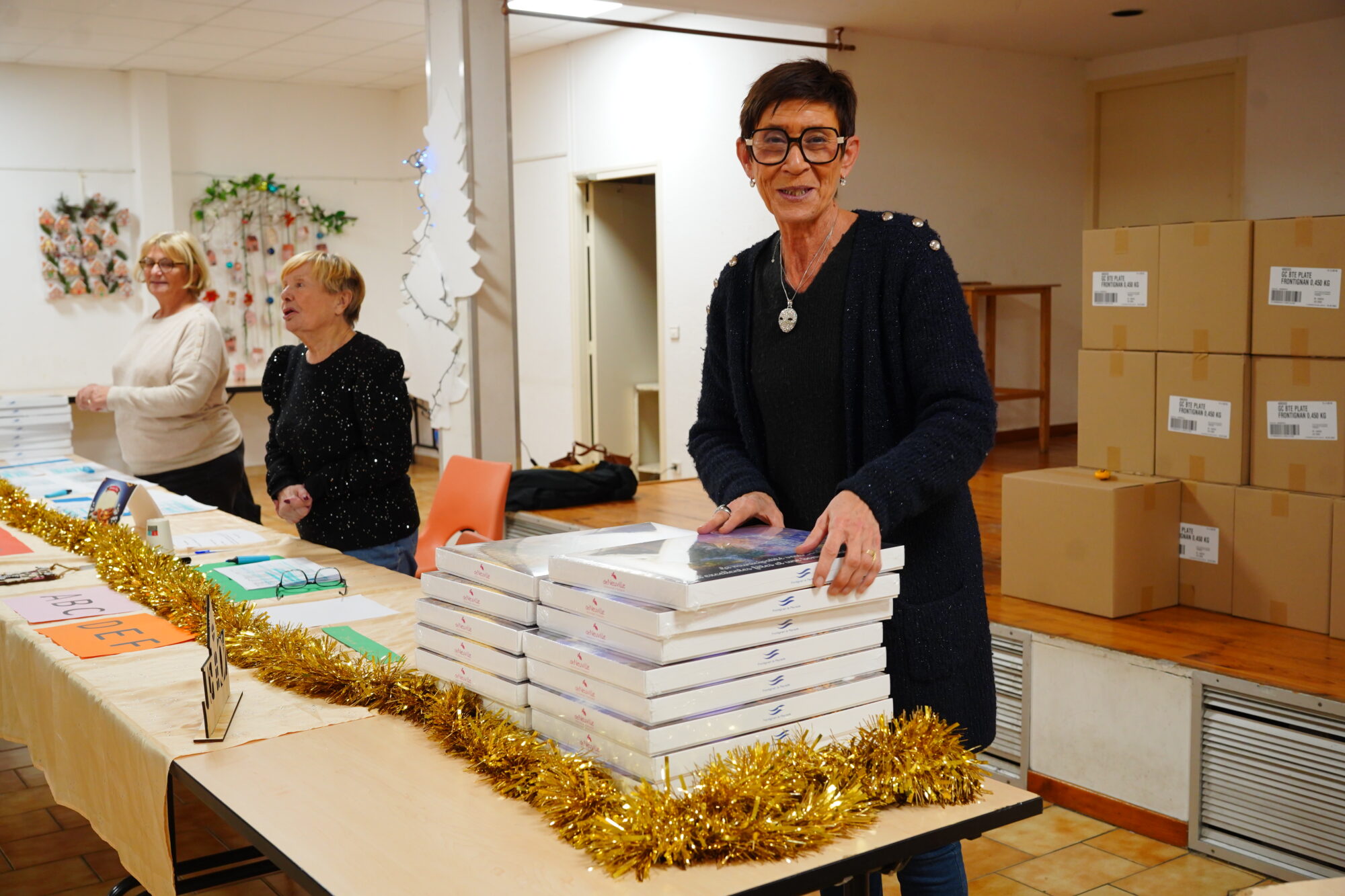 251202_NOEL_DISTRIBUTION_BOITE_CHOCOLAT_ELU_AGENT_LAPEYRADE_DELEMOTTE (19)