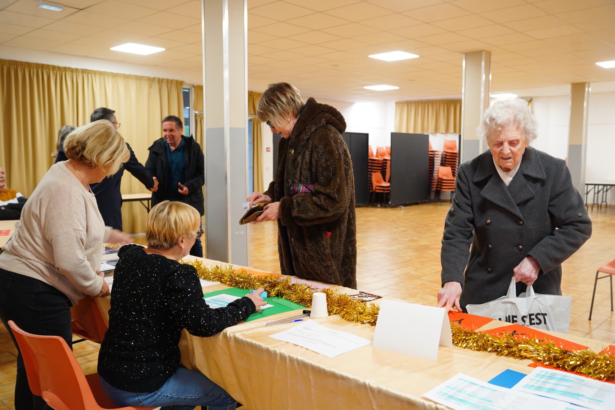 251202_NOEL_DISTRIBUTION_BOITE_CHOCOLAT_ELU_AGENT_LAPEYRADE_DELEMOTTE (21)