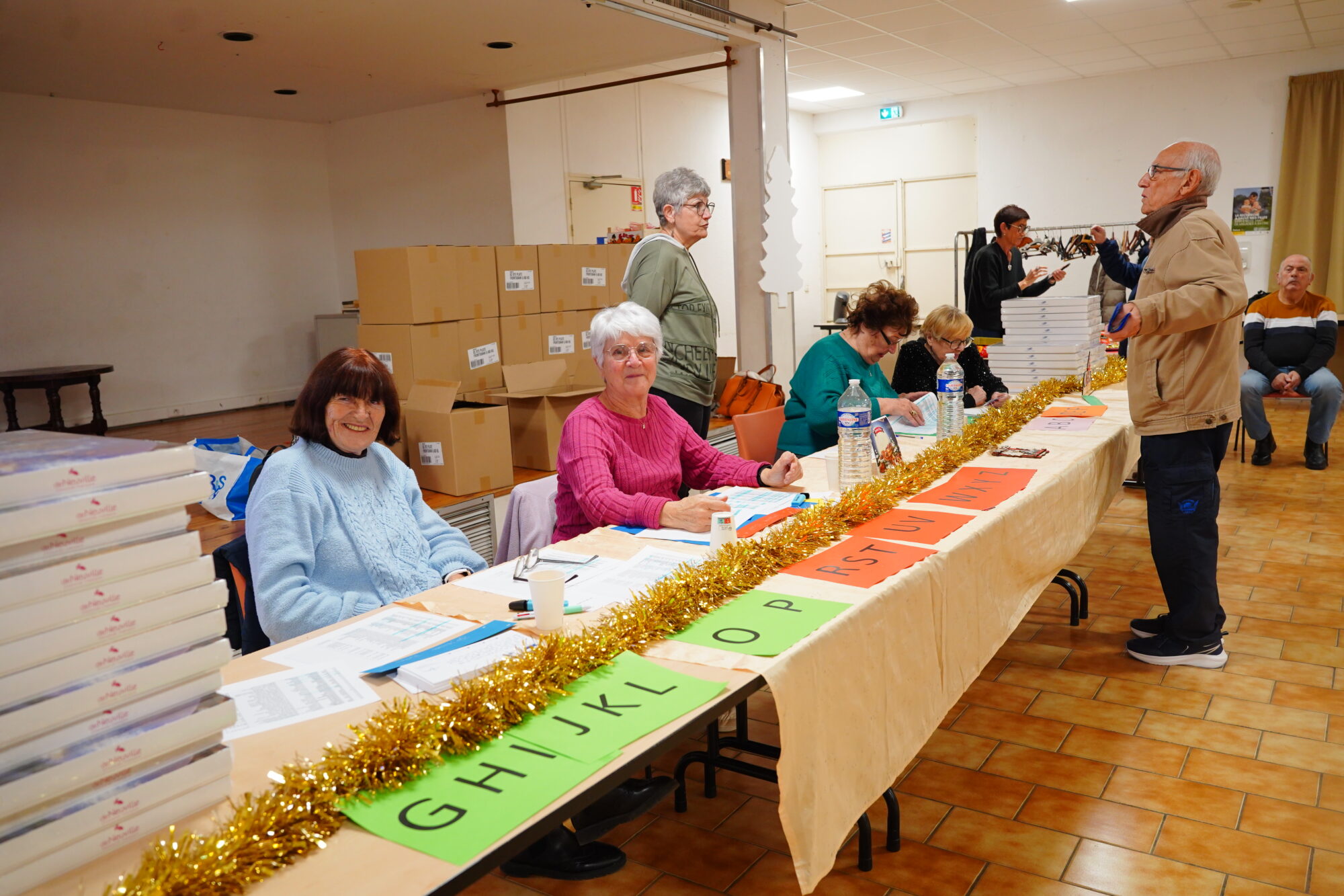 251202_NOEL_DISTRIBUTION_BOITE_CHOCOLAT_ELU_AGENT_LAPEYRADE_DELEMOTTE (8)