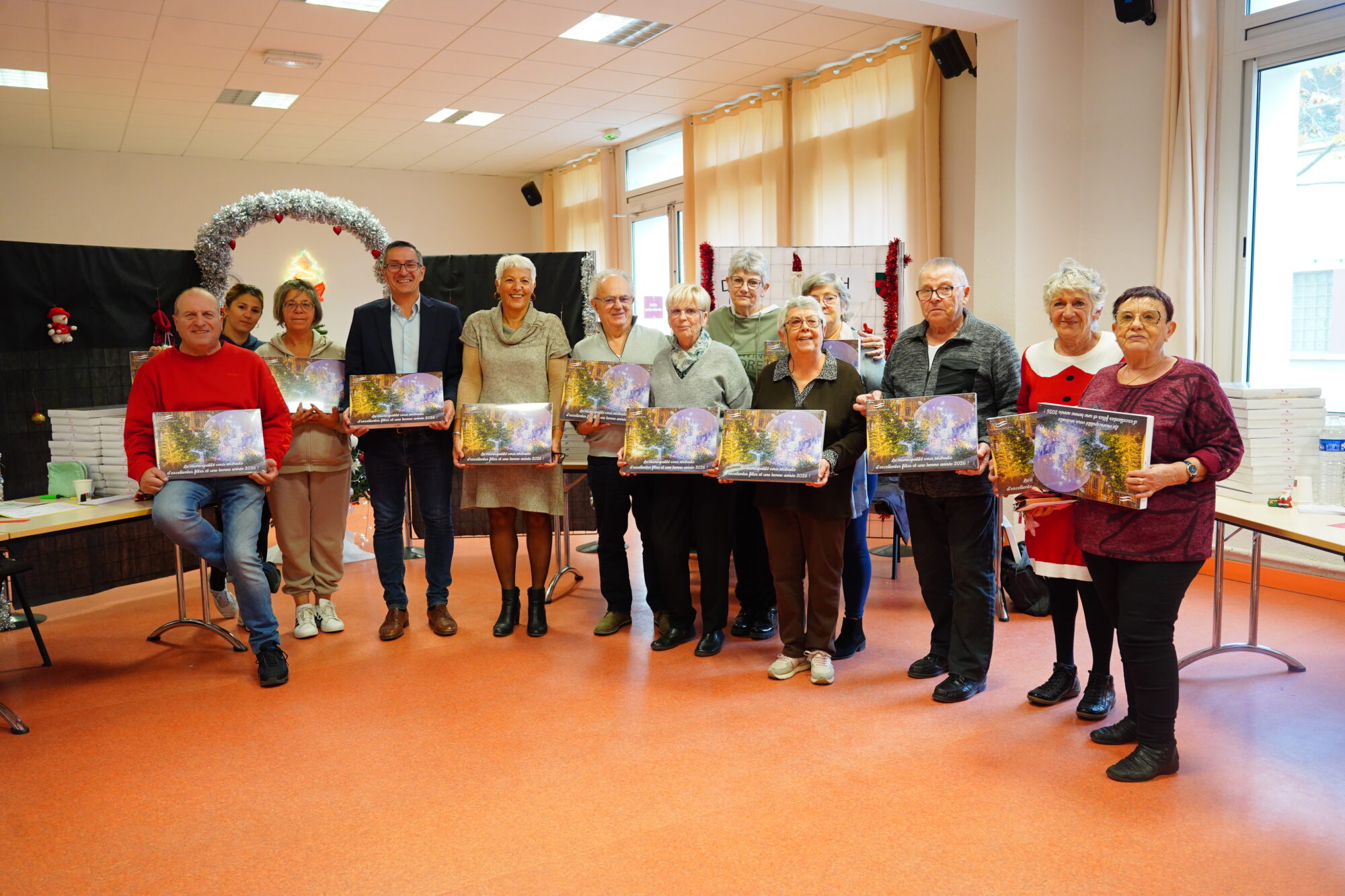 251202_NOEL_DISTRIBUTION_BOITE_CHOCOLAT_FRONTIGNAN_ELU_AGENT_DELEMOTTE (1)