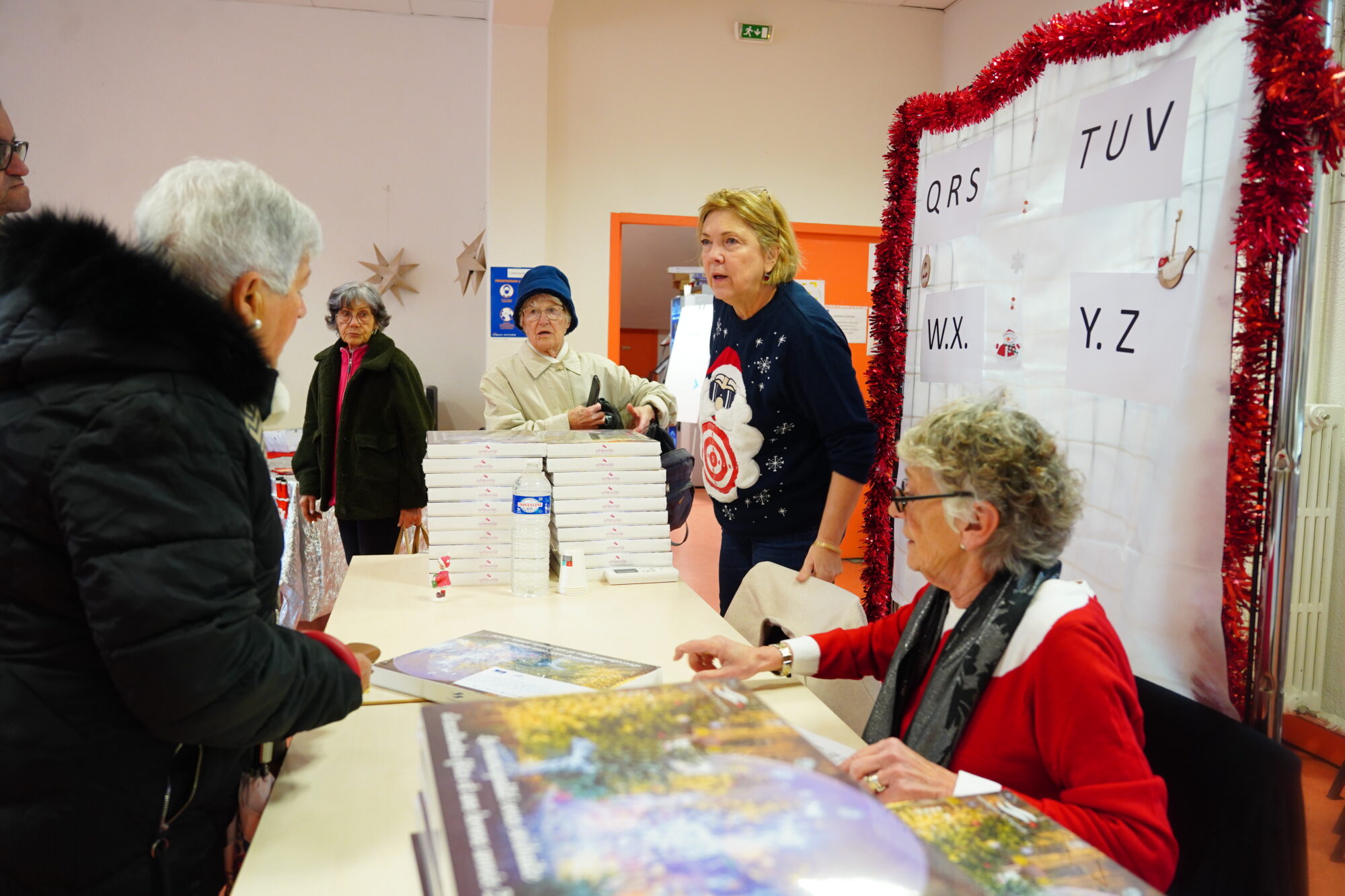 251202_NOEL_DISTRIBUTION_BOITE_CHOCOLAT_FRONTIGNAN_ELU_AGENT_DELEMOTTE (16)