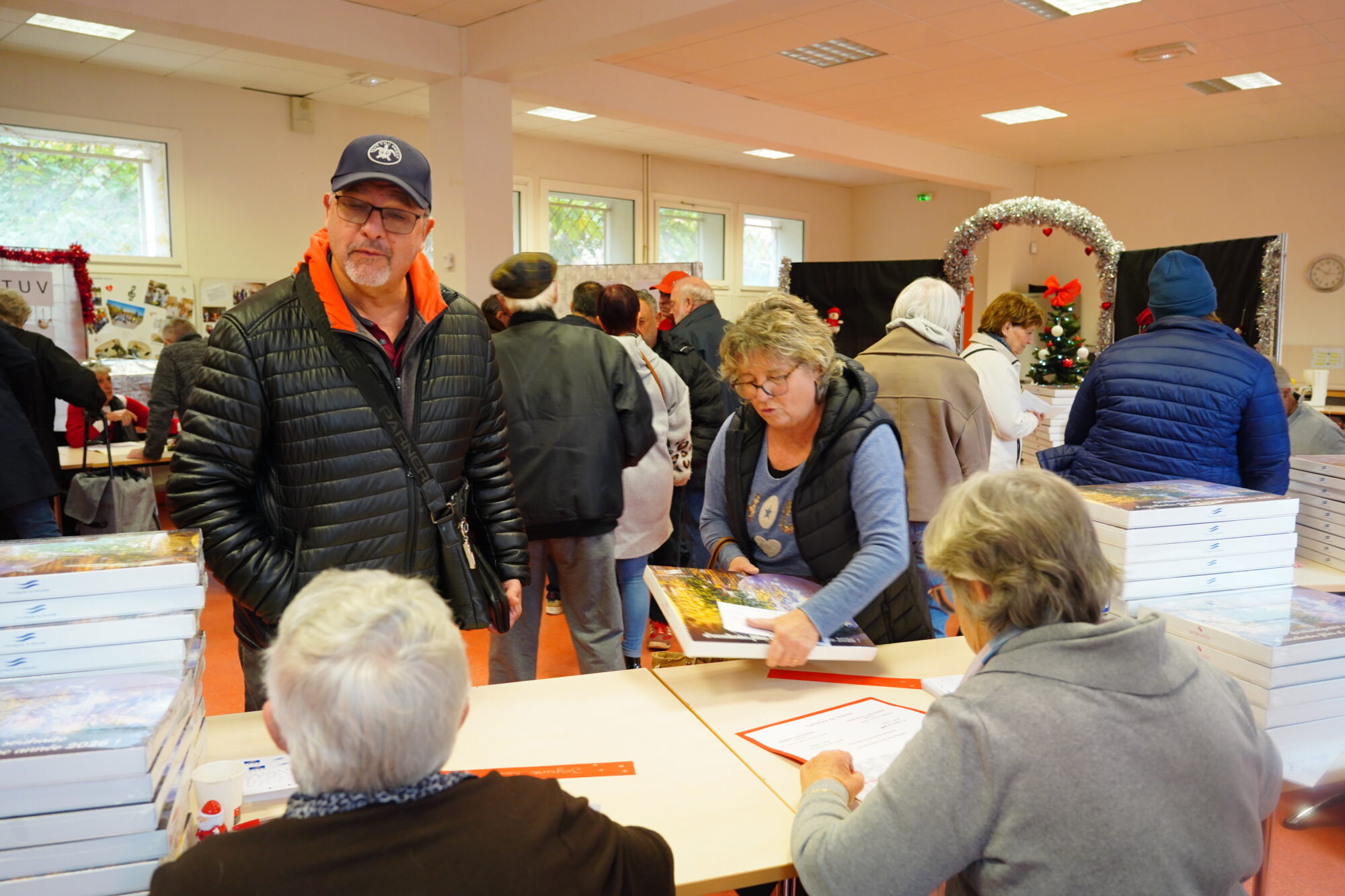 251202_NOEL_DISTRIBUTION_BOITE_CHOCOLAT_FRONTIGNAN_ELU_AGENT_DELEMOTTE (27)