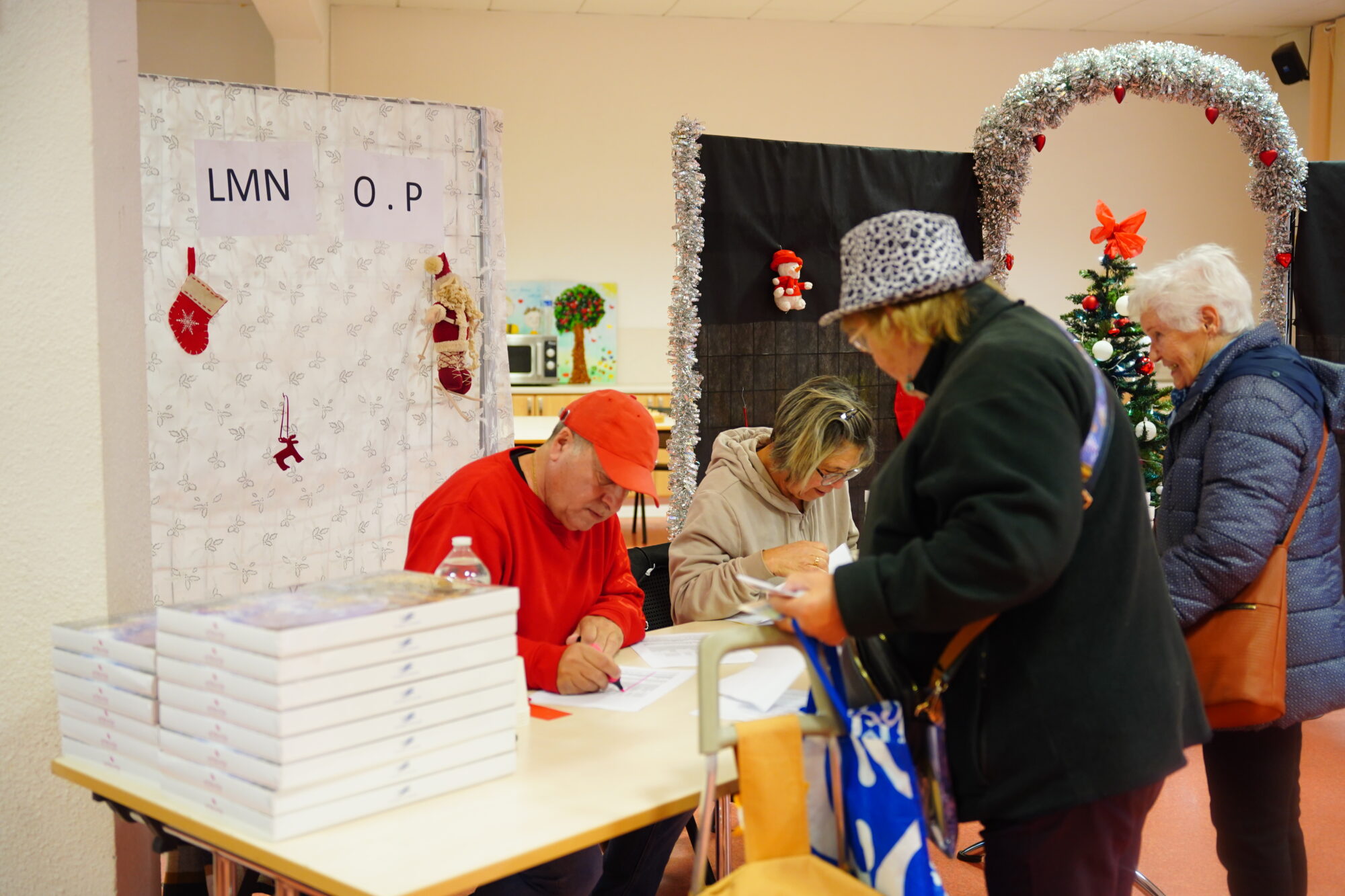 251202_NOEL_DISTRIBUTION_BOITE_CHOCOLAT_FRONTIGNAN_ELU_AGENT_DELEMOTTE (3)